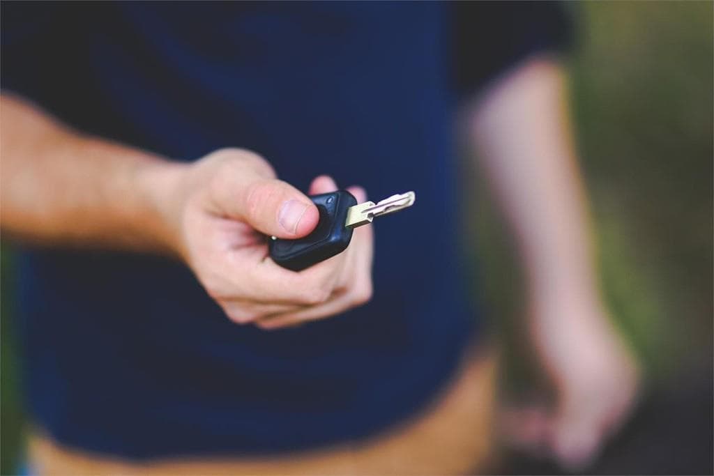 ¿Cuánto cuesta hacer una copia de un mando de un coche?
