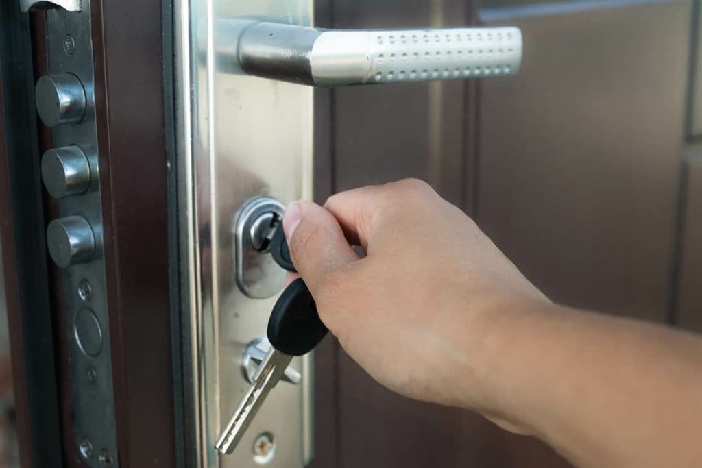 Expertos en la instalación de puertas de seguridad en Vigo