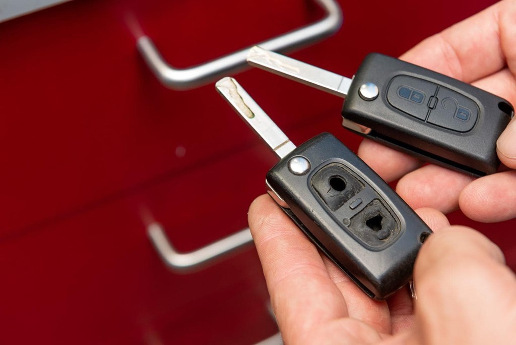 ¿La carcasa del mando de mi coche está rota, tiene solución?