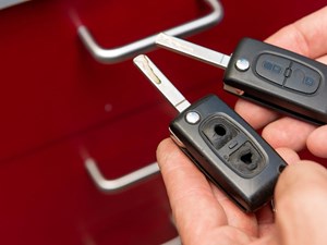 ¿La carcasa del mando de mi coche está rota, tiene solución?