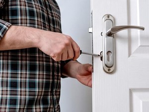 ¿Qué hacer si descubres que han intentado forzar tu puerta?