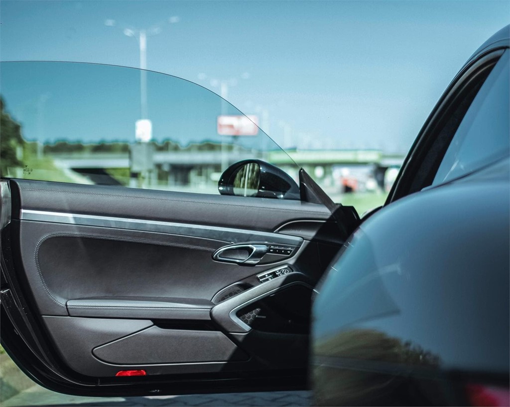 ¿Un cerrajero puede abrir la puerta de un coche? 	